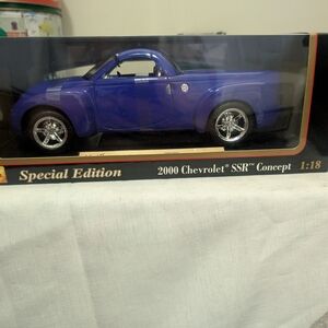 Maisto 2000 Chevrolet SSR Concept 1:18 Diecast Car